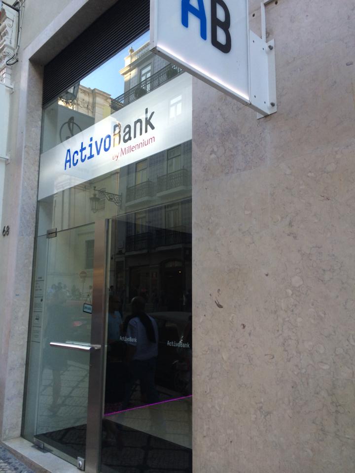 Banco Activobank colocou barreira sem abrigo em agência de Lisboa activobank1 Banco Activobank colocou barreira sem abrigo em agência de Lisboa