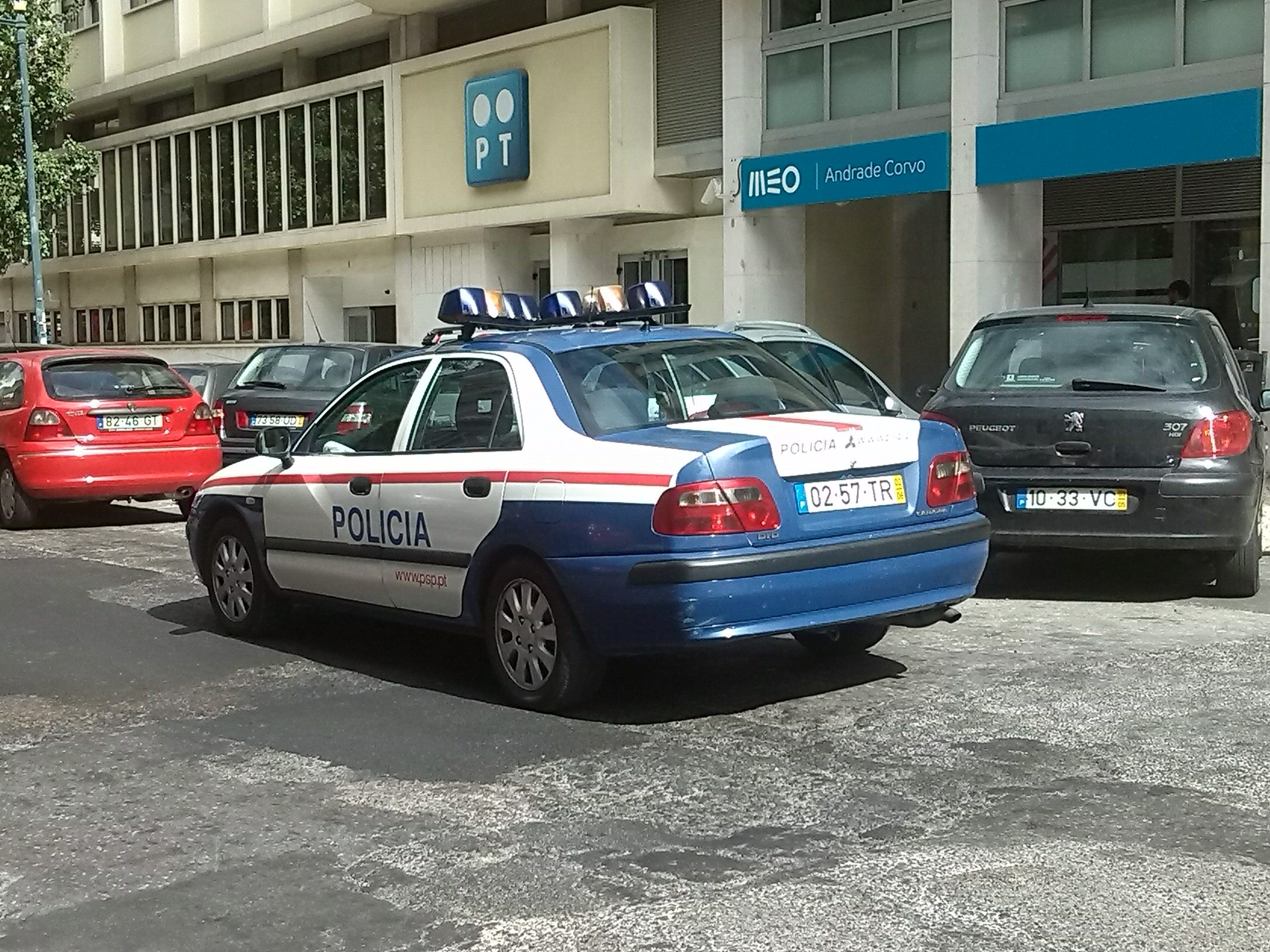 foto2 Estes agentes da PSP abandonaram o carro de patrulha mal estacionado para irem fumar