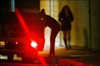 Crise: casadas e casados prostituem-se para pagar dívidas
